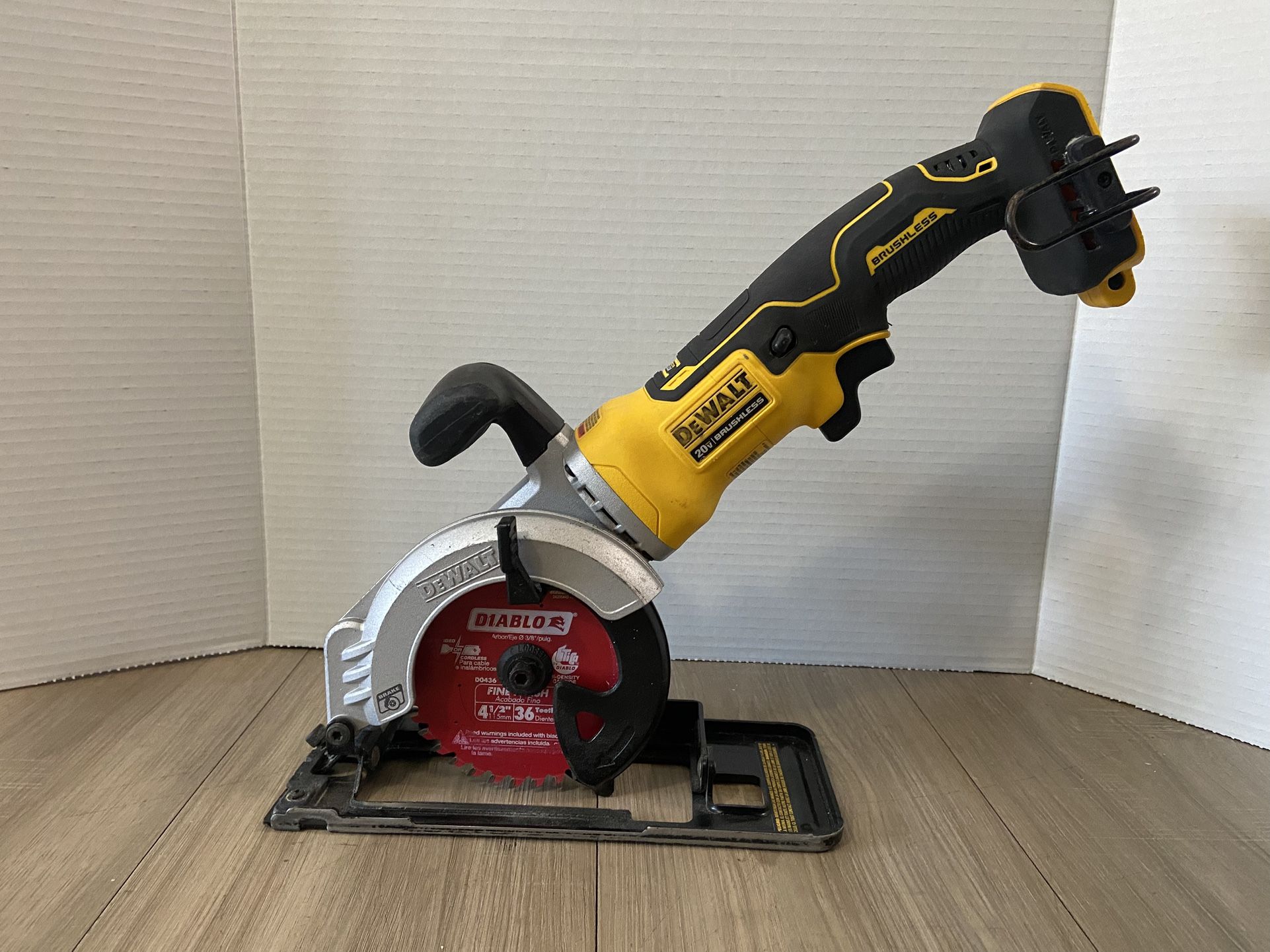 DEWALT ATOMIC 20V MAX BRUSHLESS 4-1/2 in. Circular Saw