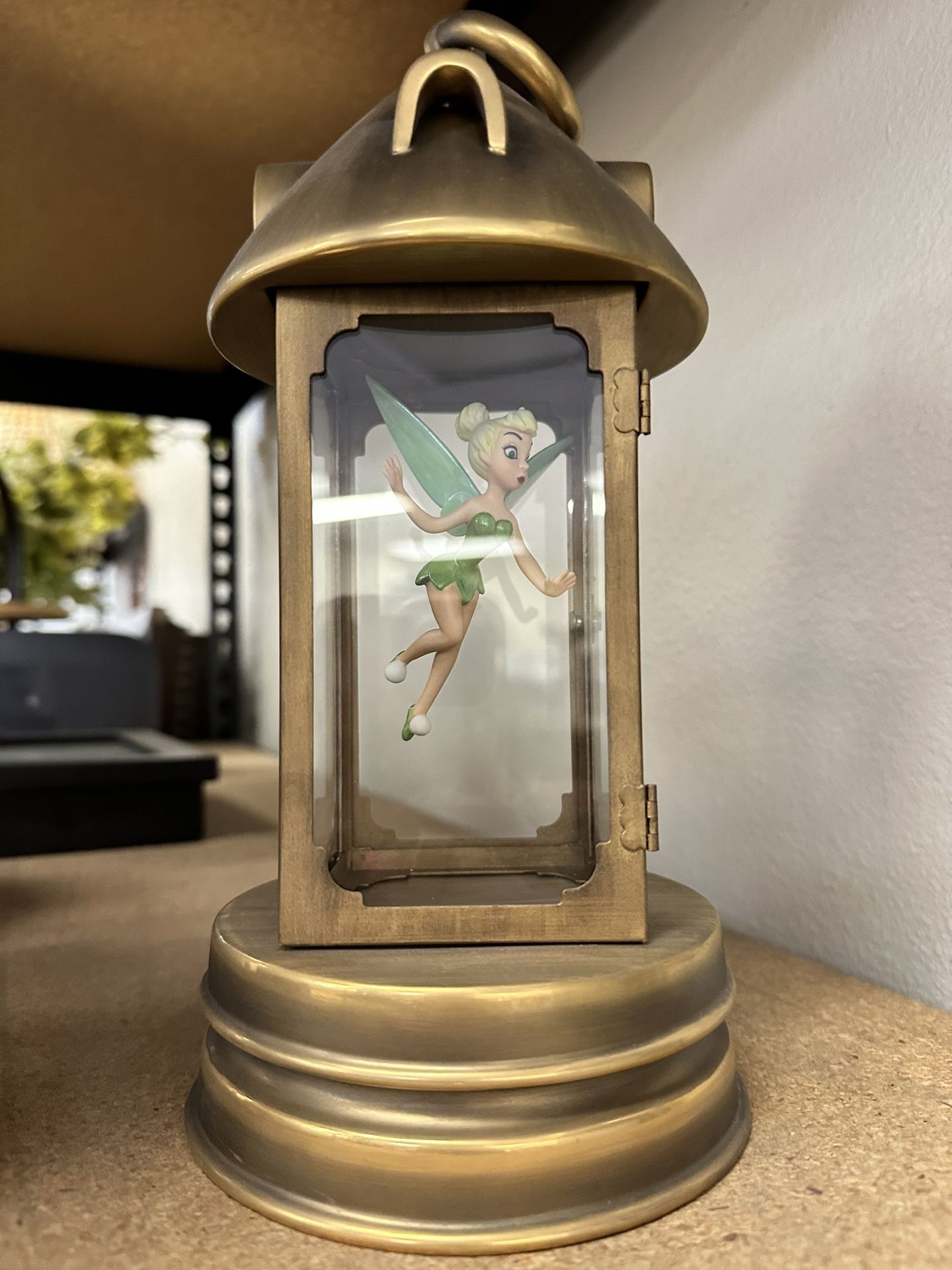 WDCC Disney Peter Pan Pixie In Peril Tinker Bell display picture 1