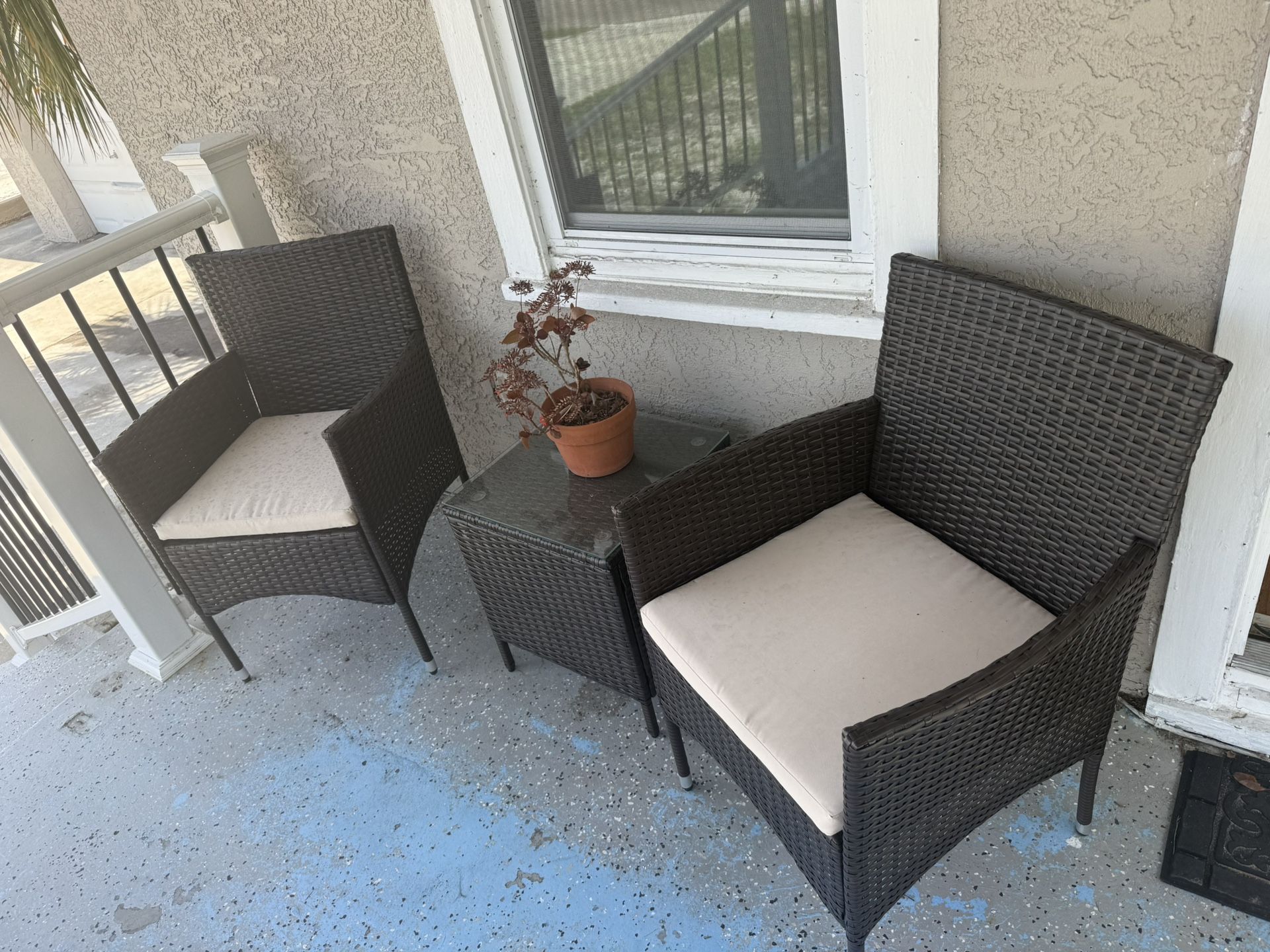 Front Porch Chairs And Table 