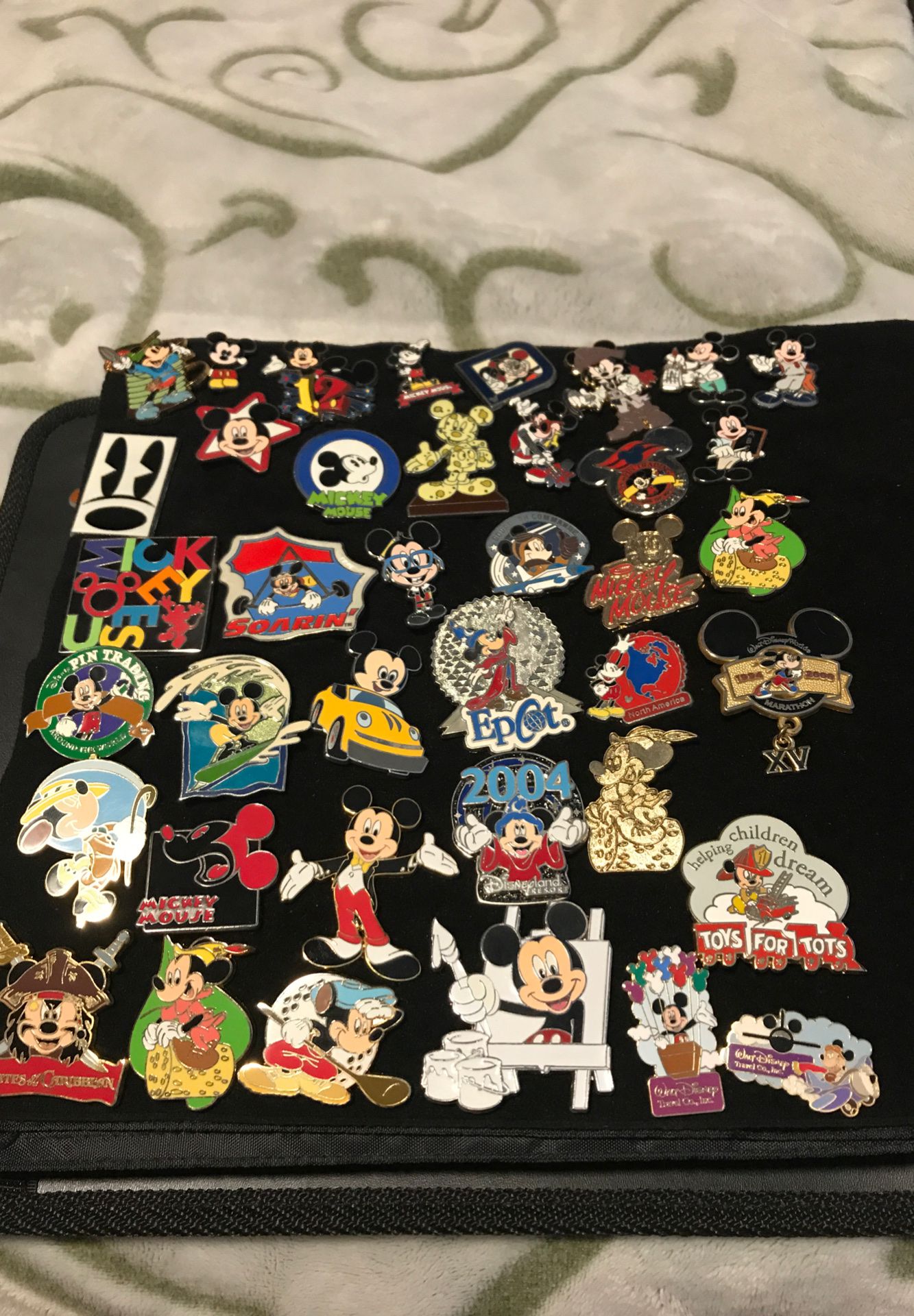 Disney pins Mickey Mouse (PRICES VARY PER PIN)