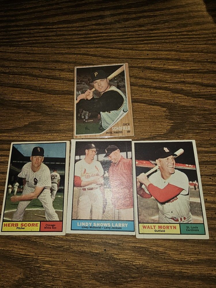 4 1961 And 62 Topps Baseball Cards