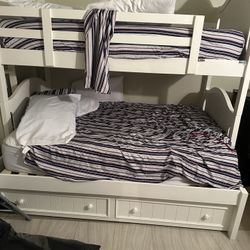 BUNKBED WITH FULL AND TWIN  MATTRESS.            LIKE NEW CONDITION Mattresses 