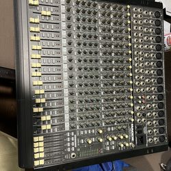Mackie mixer +