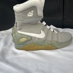 Nike AIR MAG Authentic Size 11