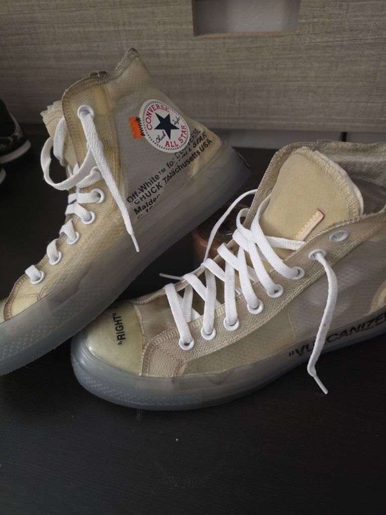 Like New - Off White/Chuck Taylor 