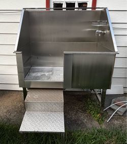 Large dog grooming tub with stairs