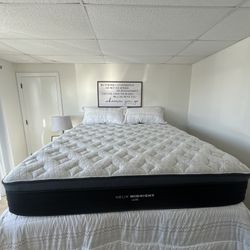 Luxe Midnight, King, Cover: Original Cover, Top Layer: ErgoAlign Layer Like New, Perfect Condition