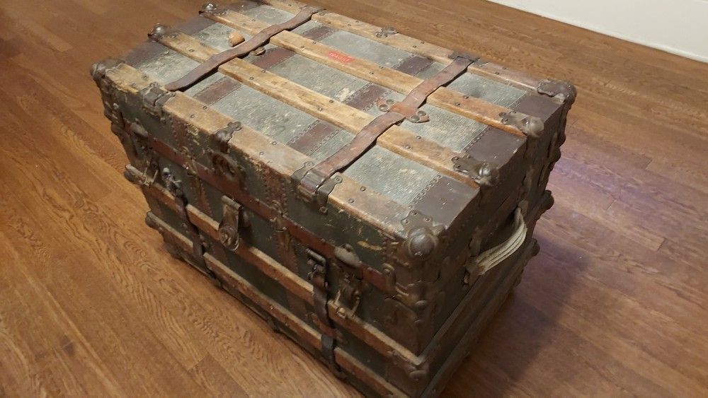 Trunk - Antique - Pirate - Sturdy