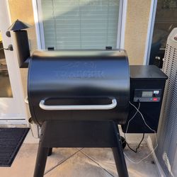 Traeger Pro 575 Wi-Fi Pellet Grill and Smoker in Black with Cover