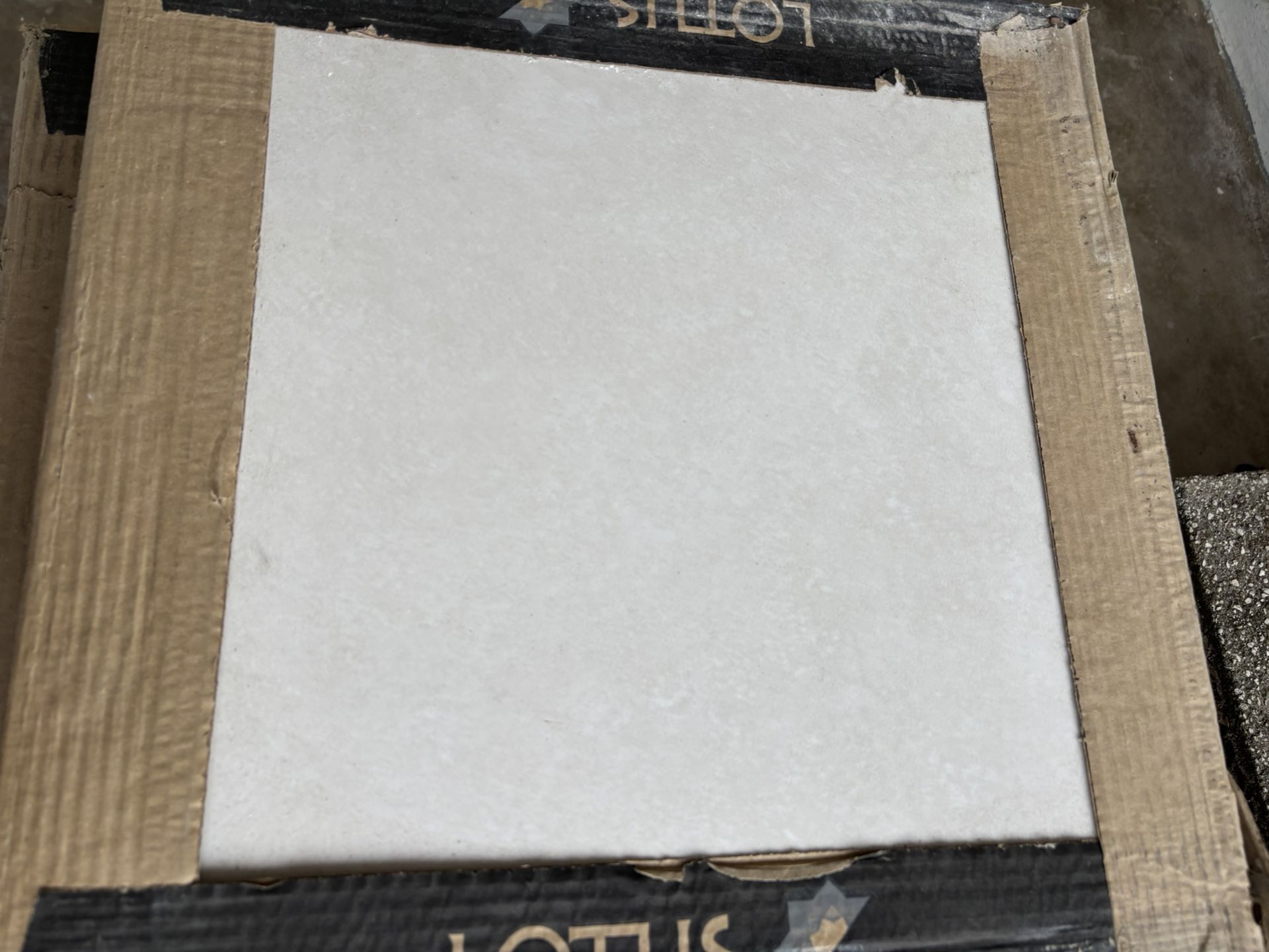 Tile - NICE !! Neutral Color - 4 cases