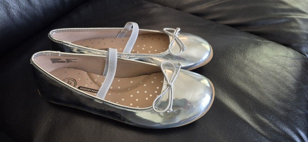Girl's Shoes, size 4