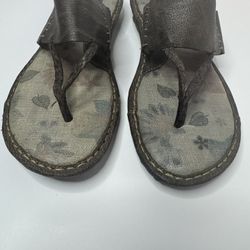 Mens Born Brown Thong Sandals Size 10 
