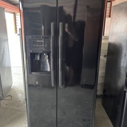 Black Frigidaire Refrigerator And Freezer