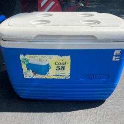 IGLOO 58QT BLUE AND WHITE COOLER