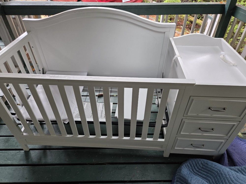 Crib With Changing Table And Drawers