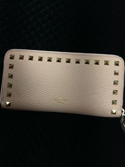 Valentino Garavani Rockstud Zip-Around Wallet – Light Pink / Poudre Pebbled Calfskin