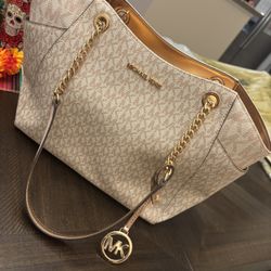 Michael Kors Jet Set Travel Tote 