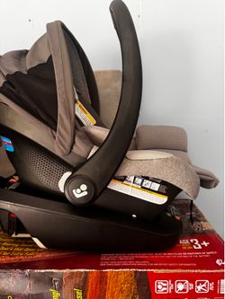 Maxi cosí car seat, stroller, car base , and bassinet