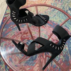 NWT KENDALL + KYLIE Gianna Black Laddered Heel