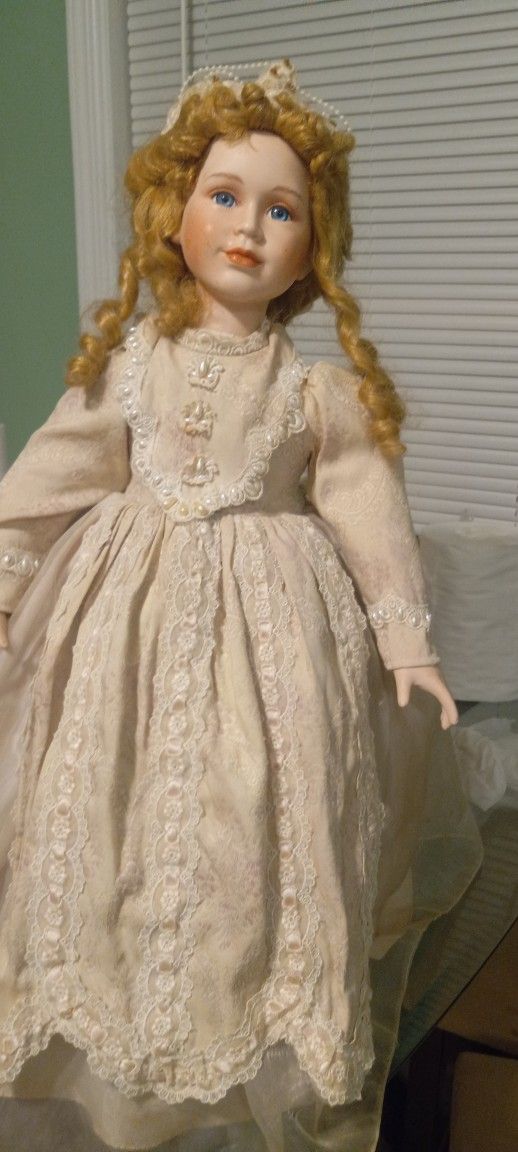 Vintage Porcelain Doll  Good Condition  40 