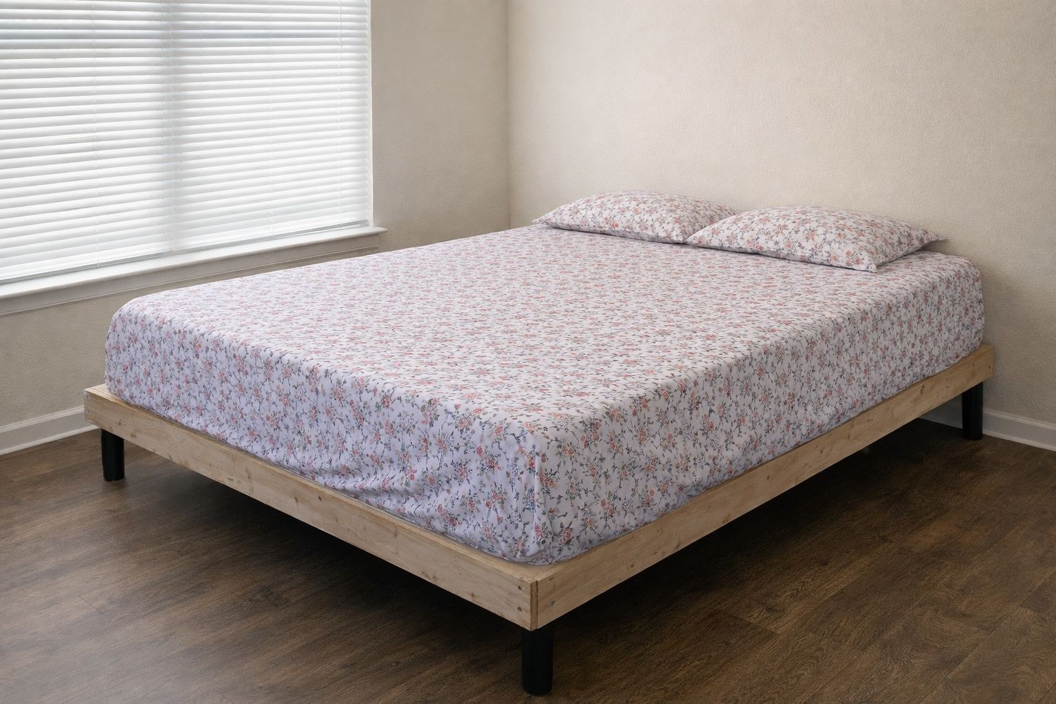 Queen mattress in good condition – base included (optional)