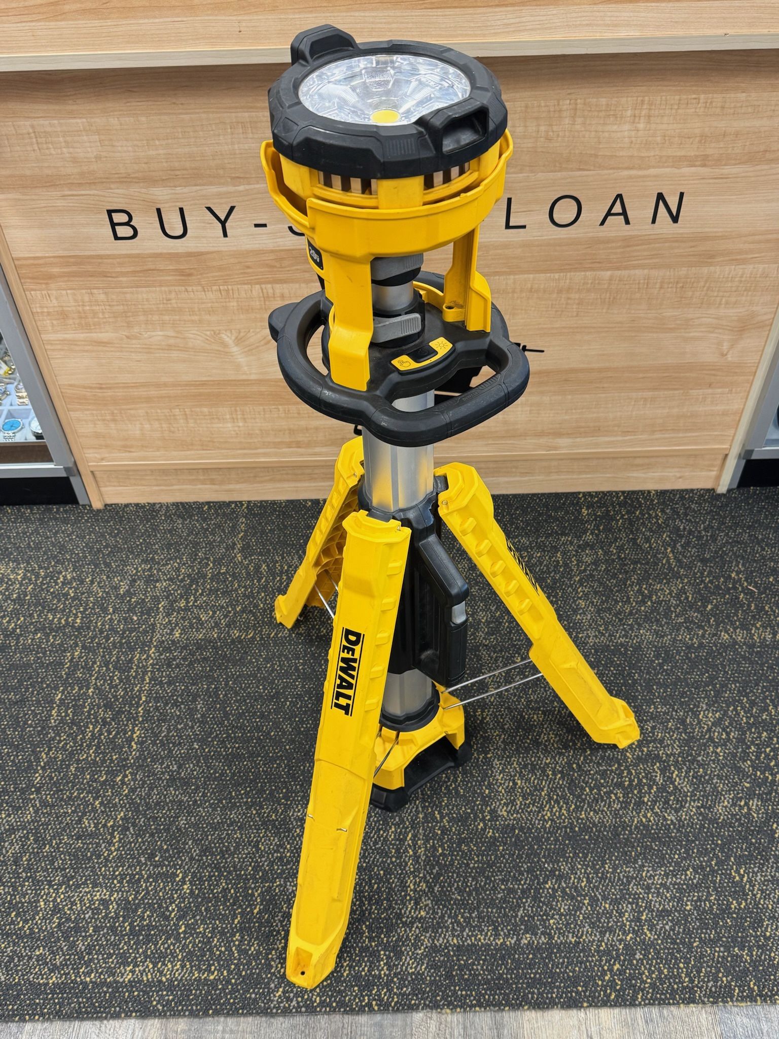 DEWALT DCL079 20V MAX 3000-Lumen Adjustable LED Tripod Light