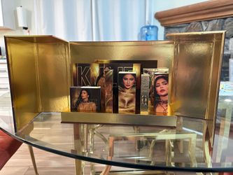 Kylie Jenner Makeup Box