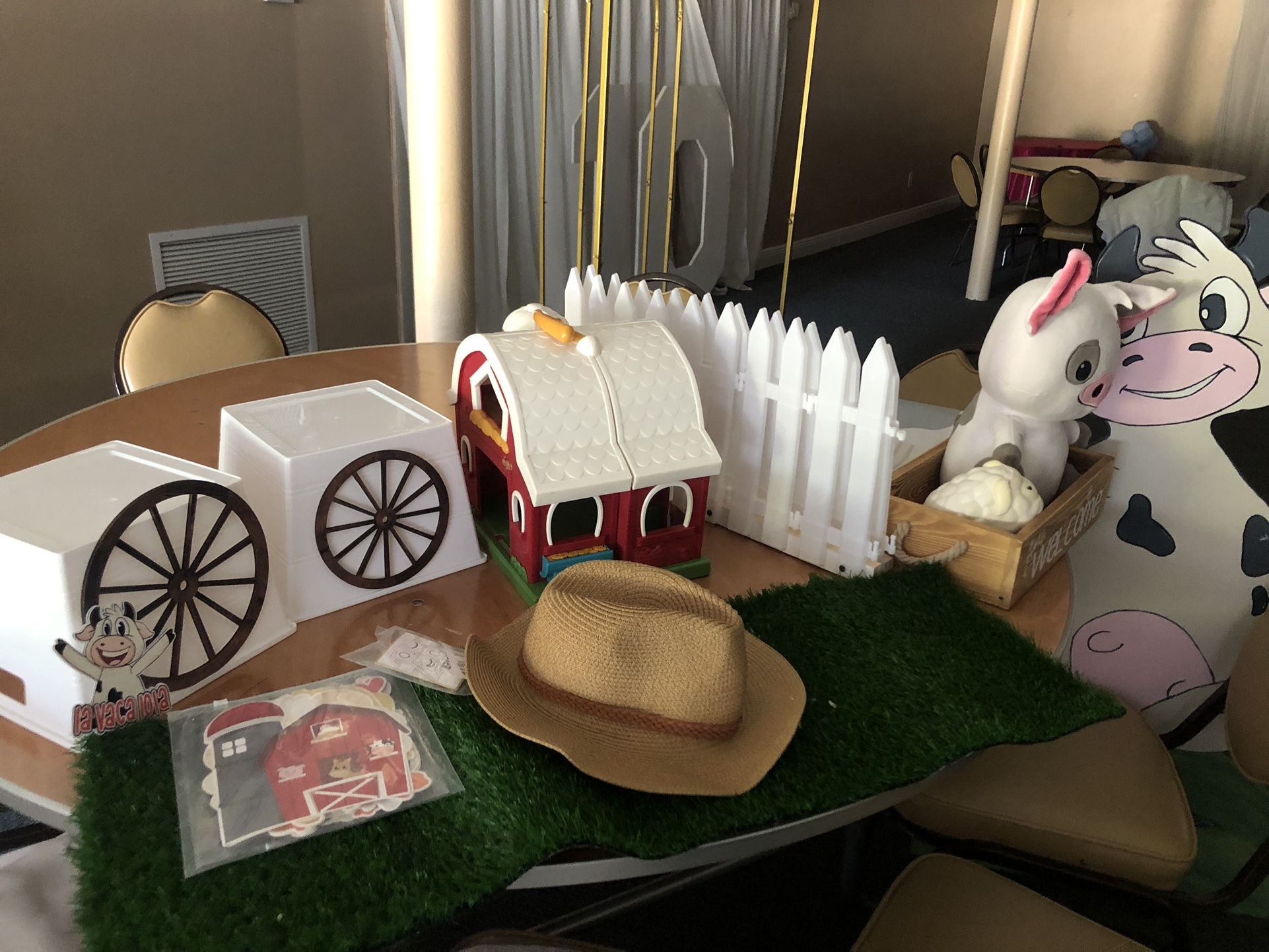 La Vaca Lola Party Decorations