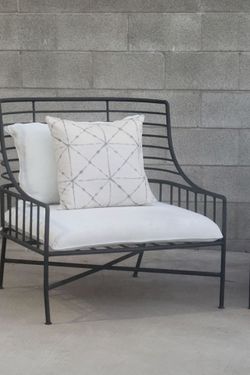 Large patio chairs/ sillas de patio grandes