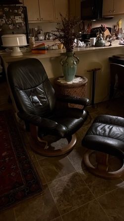Axel Black leather recliner. Smaller version.