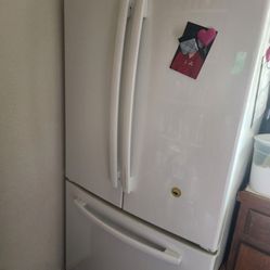 Kenmore Refrigerator with water and icemaker
