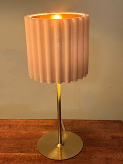 Ute gold lamp with pink pleated fabric shade