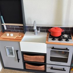 KidKraft Wooden Farm to Table Play Kitchen with EZ Kraft Assembly™, Lights & Sounds, Ice Maker