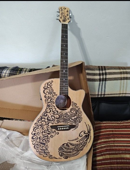 Acoustic Electric Guitar LUNA (HEN PA SPR)
