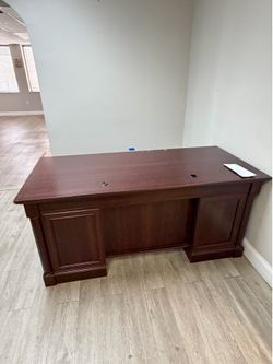 Executive Office Desk with Hutch – Excellent Co