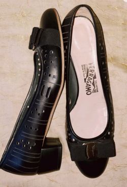 SALVATORE FERRAGAMO VARA BLACK LASER CUT LEATHER ICONIC BOW PUMPS 39.5/ 9