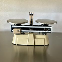 Double Pan Balance, 2000 g Capacity And Calibration Weights