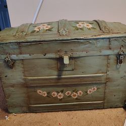 Vintage Green Hope Trunk With 60s Details 