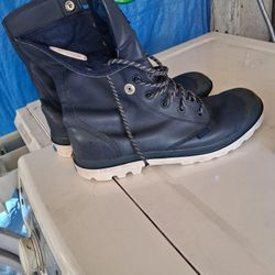 WATERPROOF BOOTS SIZE 9 1/2 PICK UP IN SUN VALLEY $10