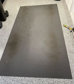 Rubber garage floor mat