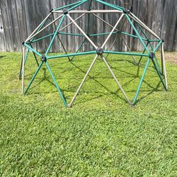 LIFETIME 60-INCH CLIMBING DOM
