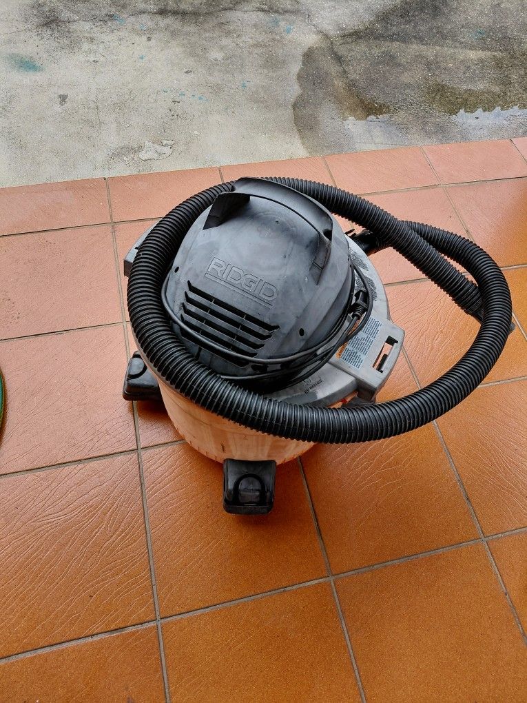 RIDGID 9 GALLONS VACCUM WET AND DRY VAC With ACCESSORIES