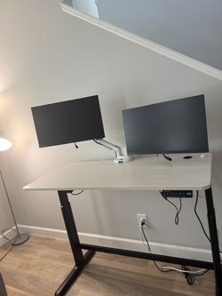 Electric Standing Desk - Adjustable Height with Memory Presets (Great Condition)