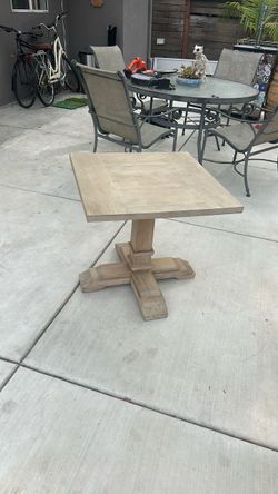 Wood grain end table - good condition
