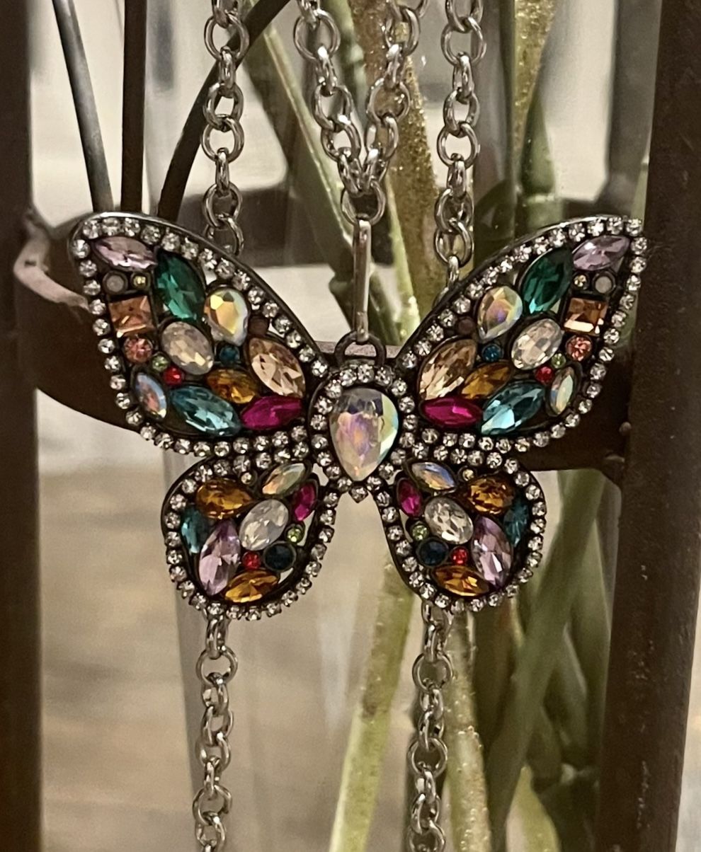 🦋 Beautiful ‘Butterfly’ Gem Pendant Necklace on 32” Silver Chunky Chain ~ New!!