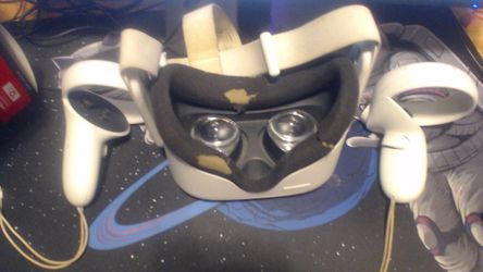 Oculus Quest 2 (With Controllers Very Used Read Dec 64GB (some games like pavlov shack)