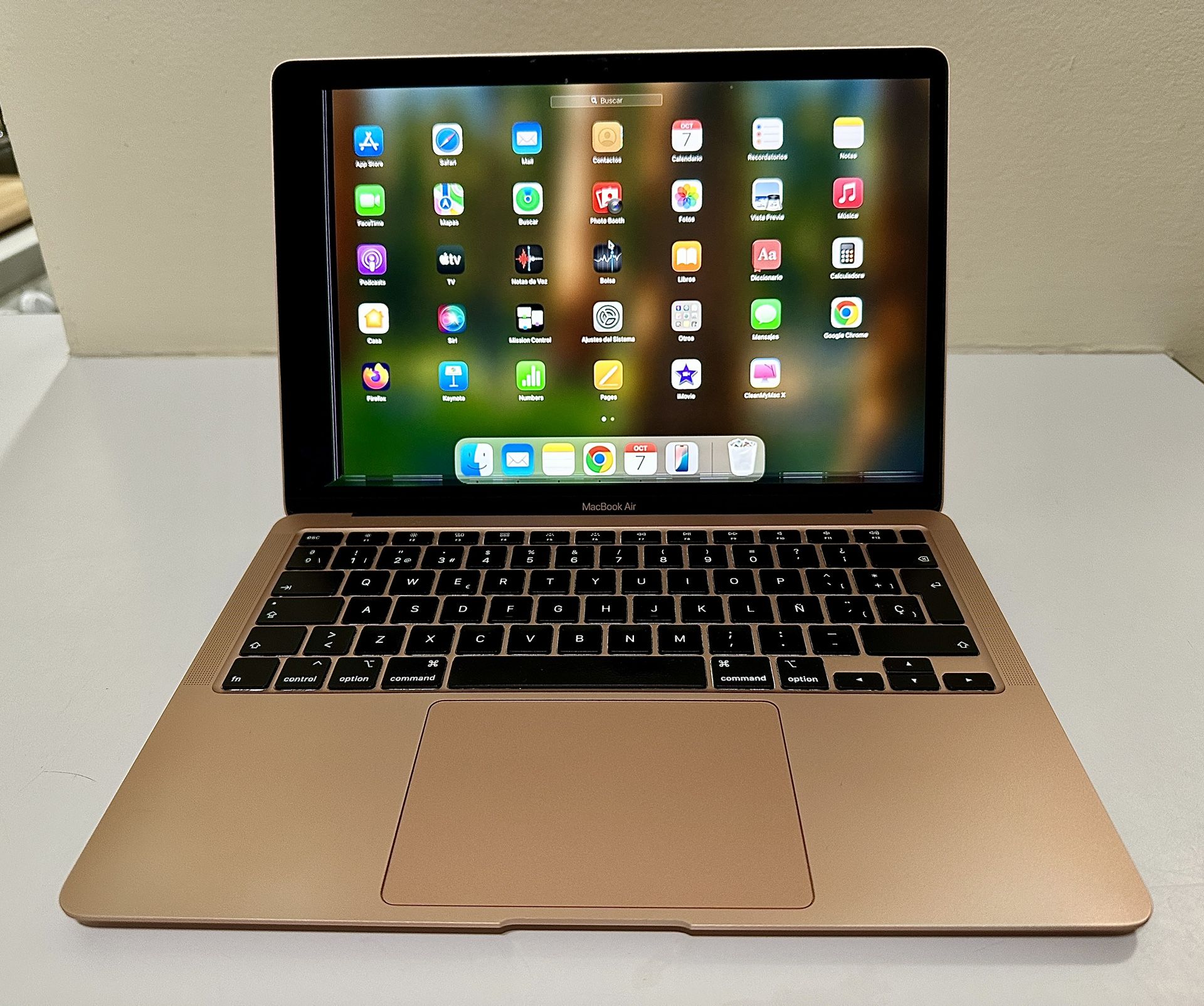 MacBook Air 13.3” Gold (1.1GHz QC, 8GB RAM, 512GB SSD) - Display partially damaged