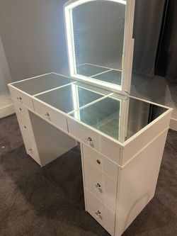 Makeup vanity