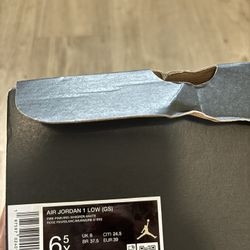 3-4 Uses AIR JORDANS 