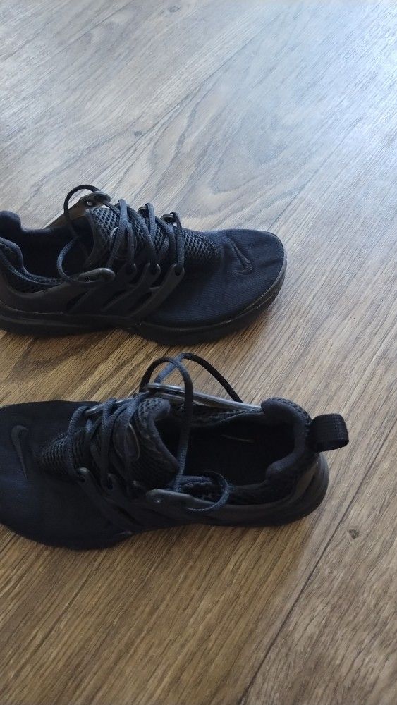 BOYS NIKE AIR ATHLETIC RUNNING SHOES NC SIZE 3Y